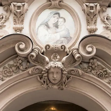 Large In The Old Town Center Praga