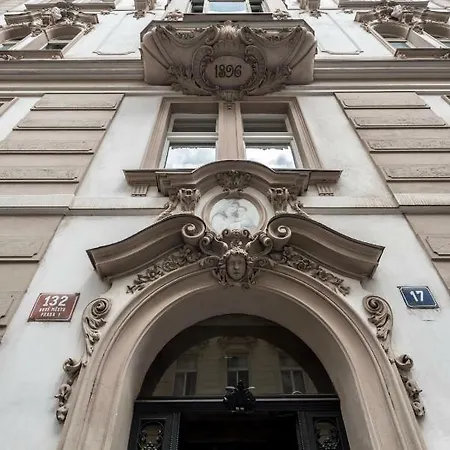 Large In The Old Town Center Praga
