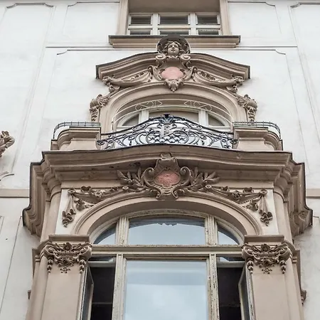Large In The Old Town Center Apartament